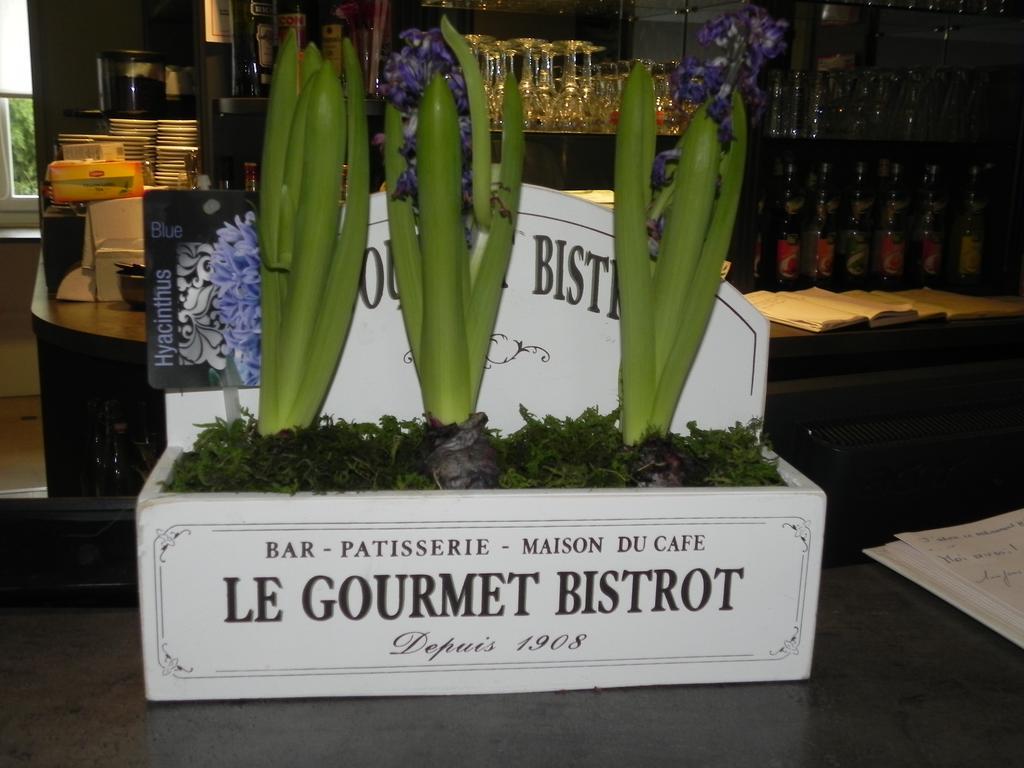 Hotel Le Bistroquet Lusignan Esterno foto