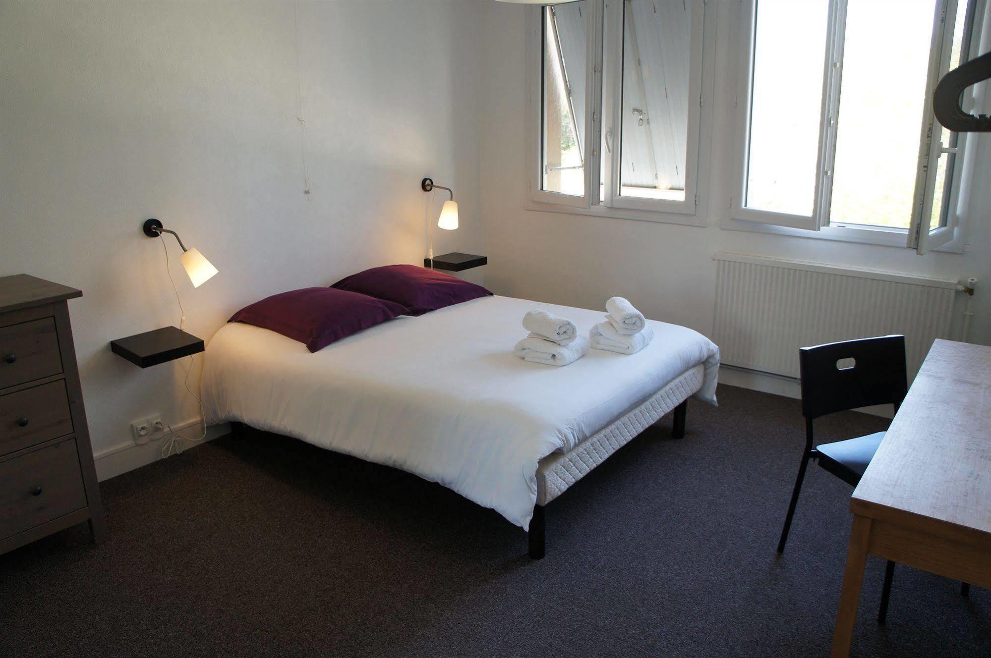 Hotel Le Bistroquet Lusignan Esterno foto