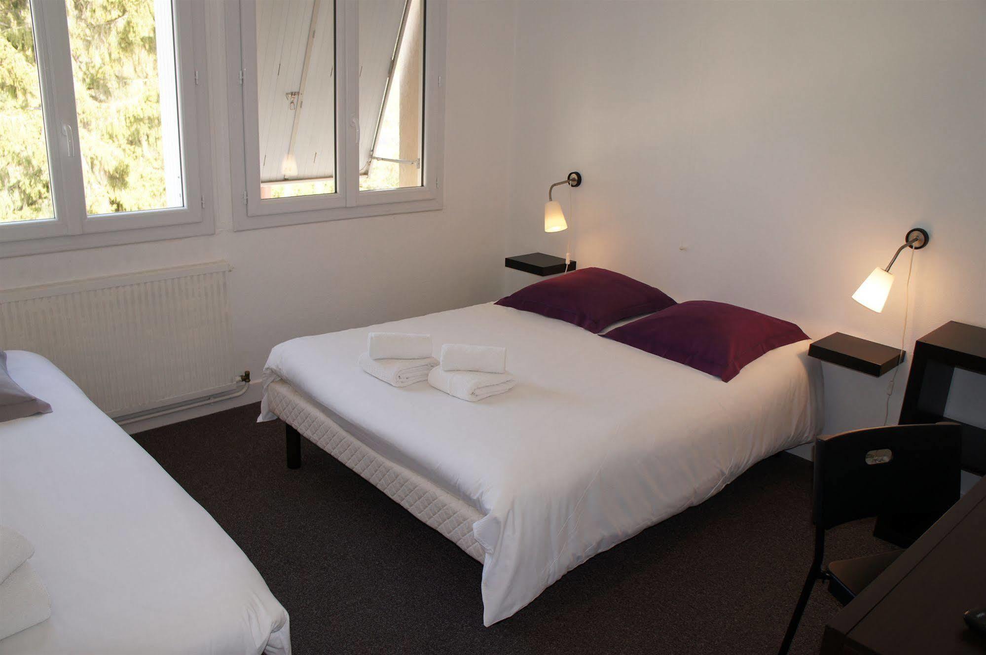 Hotel Le Bistroquet Lusignan Esterno foto